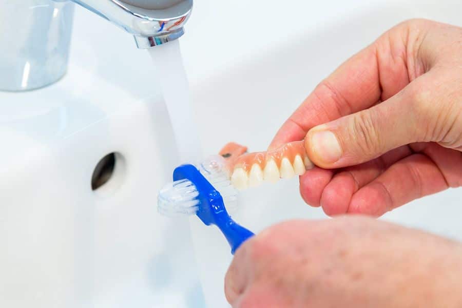 ¿Cómo limpiar prótesis dentales?